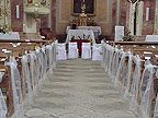 Svadobná výzdoba lavíc v kostole